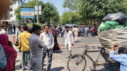 UP: 'आठ की जगह 10 घंटे नौकरी, नहीं मिलता ओवरटाइम का पैसा'; भड़के कर्मचारियों ने बताया नोएडा की कंपनियों का सच UP Noida Workers Protest Claim 10 Hour Shifts Without Overtime Pay Violence Erupts in Gautam Buddh Nagar