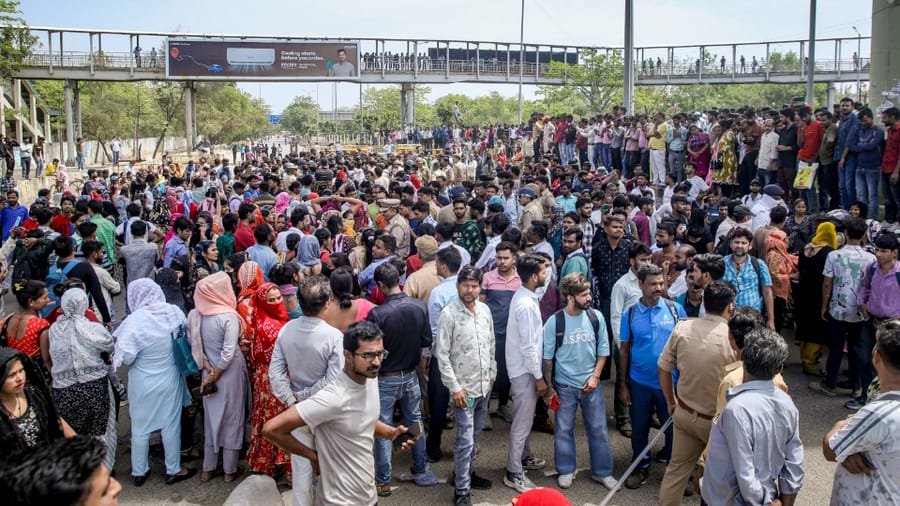 UP: 'आठ की जगह 10 घंटे नौकरी, नहीं मिलता ओवरटाइम का पैसा'; भड़के कर्मचारियों ने बताया नोएडा की कंपनियों का सच UP Noida Workers Protest Claim 10 Hour Shifts Without Overtime Pay Violence Erupts in Gautam Buddh Nagar