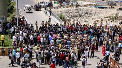 नोएडा में वेतन की मांग को लेकर प्रदर्शन