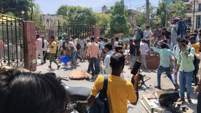 नोएडा में कंपनी में तोड़फोड़ करते प्रदर्शनकारी