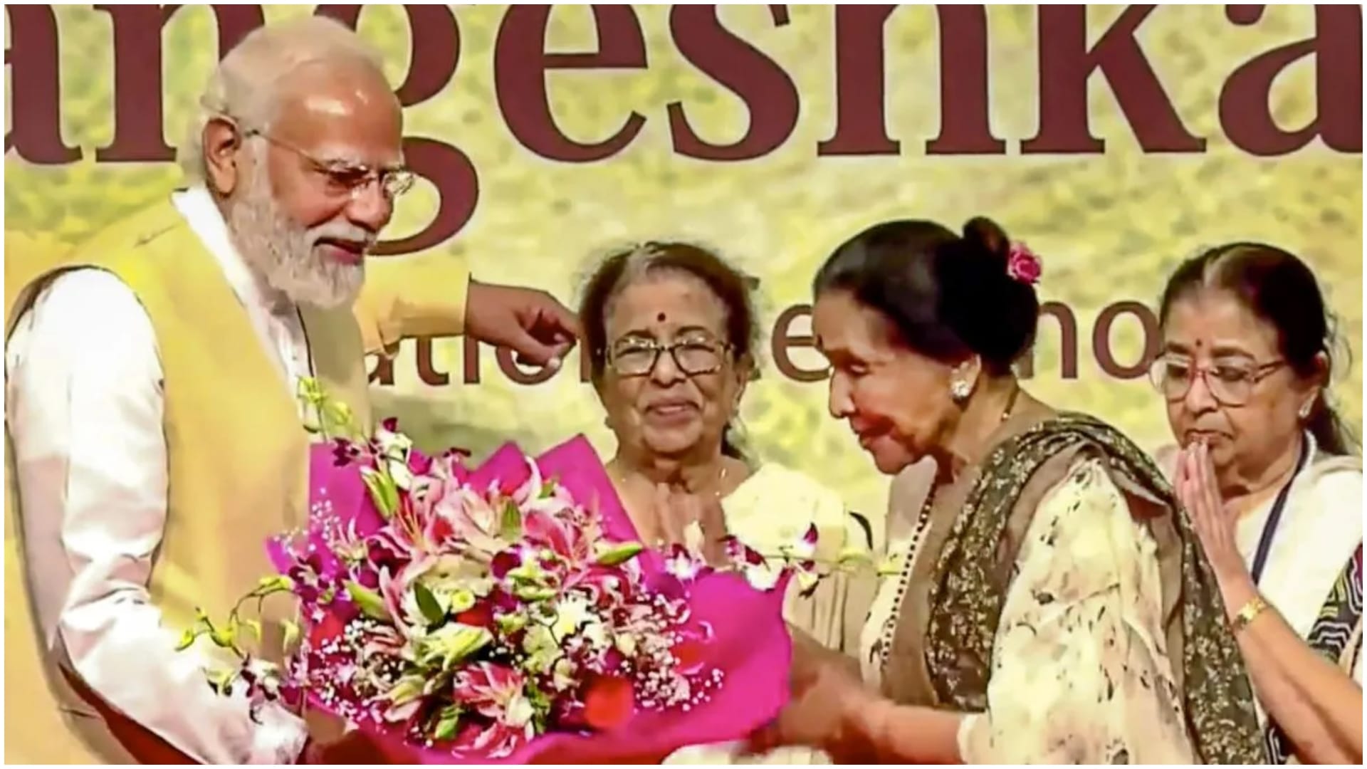 Asha Bhosle Death News Singer Regarded Prime Minister Narendra Modi As Younger Brother Meet several Times
