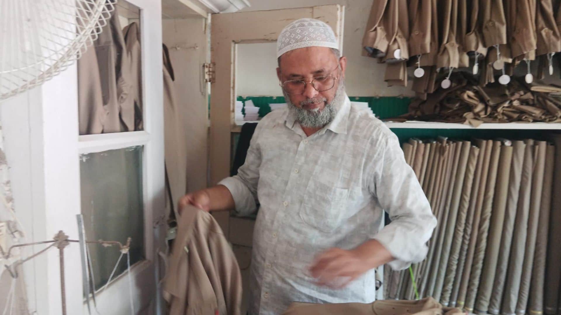 पुलिस अधिकारियों की वर्दी की सिलाई करने वाले नौशाद