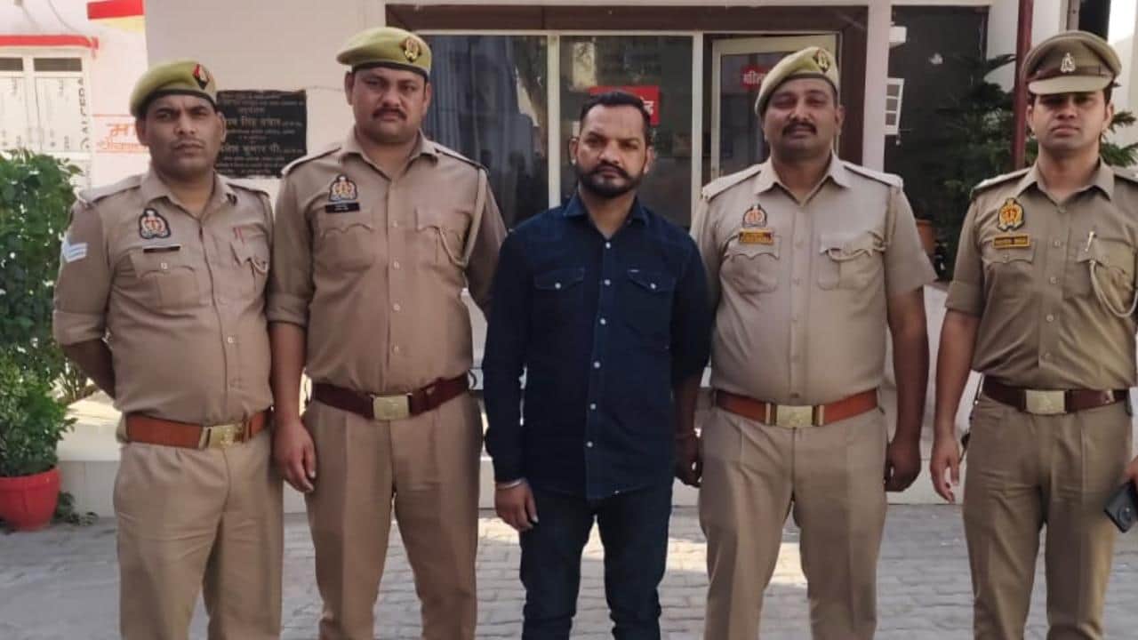 पुलिस गिरफ्त में आरोपी।