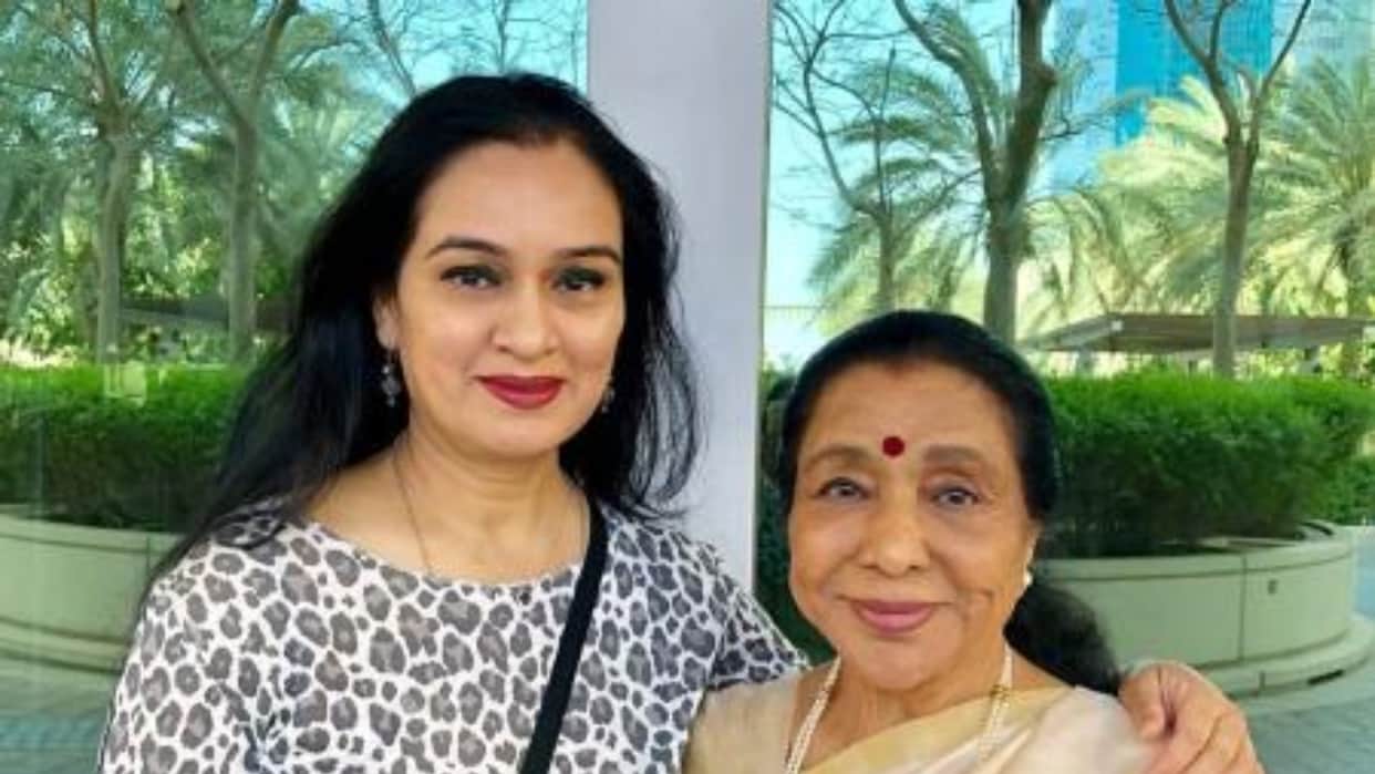 actress padmini kolhapure remembered asha bhosle shared how she helped her to get her first break in bollywood