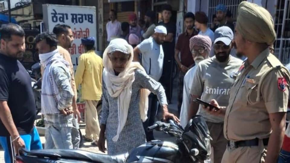 माैके पर जमा लोग