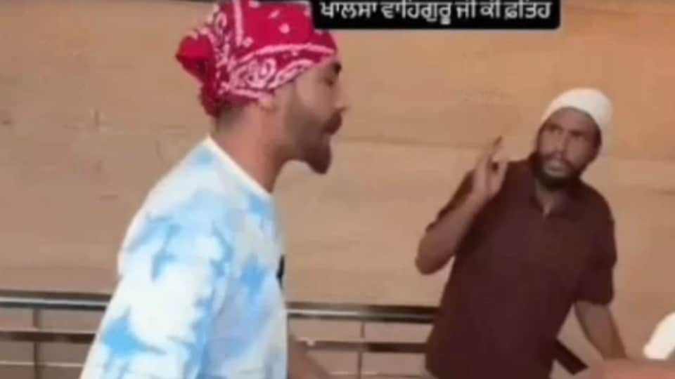 युवकों को पीटता आरोपी