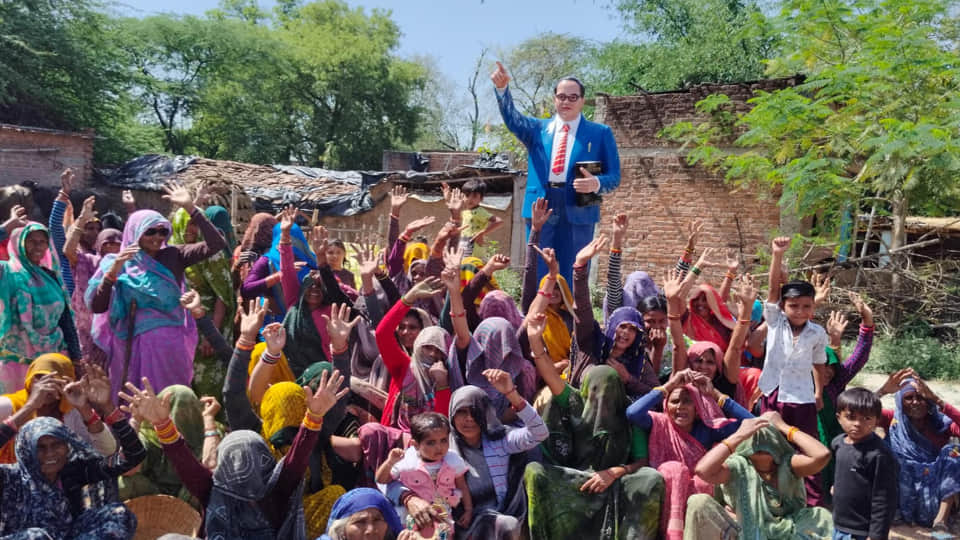 राठ के औड़ेरा गांव में प्रतिमा के पास बैठी महिलाएं