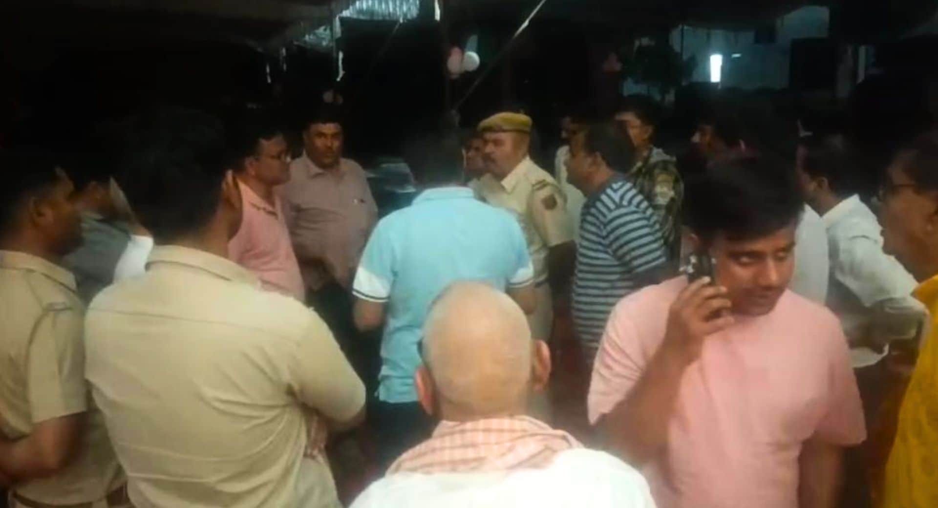 घटना के संबंध में पूछताछ कर रही पुलिस