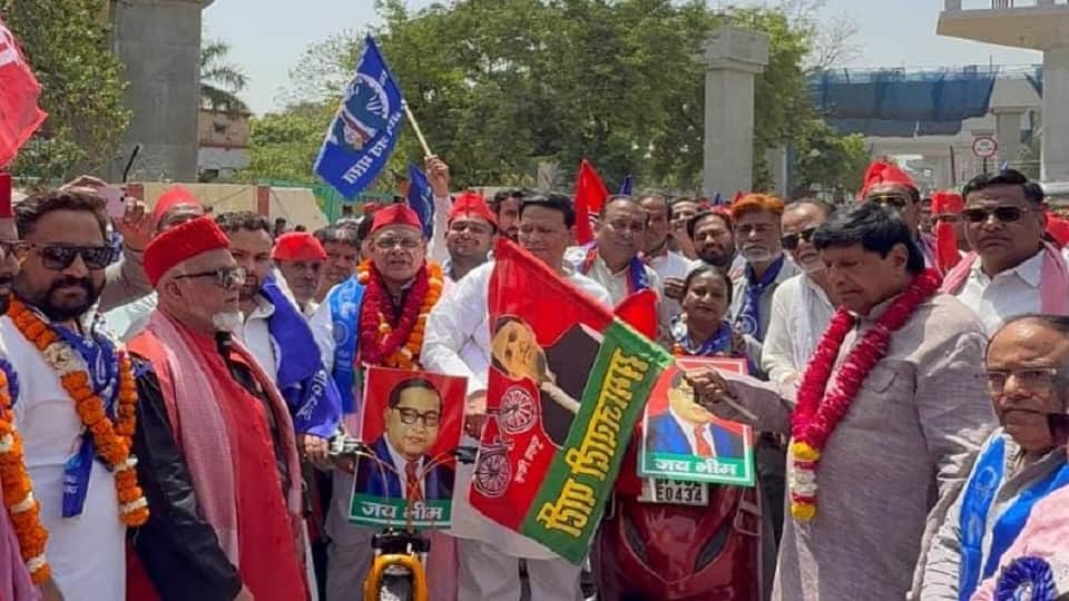 साइकिल रैली को हरी झंडी दिखाते सपा राष्ट्रीय महासचिव एवं सांसद रामजी लाल सुमन