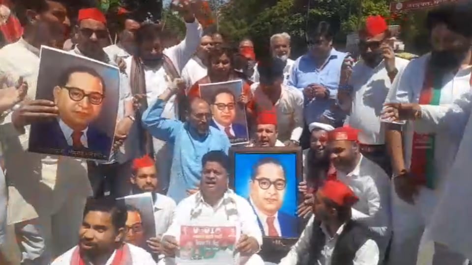 Meerut: SP workers protest in Meerut over alleged insult to Akhilesh Yadav