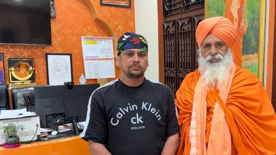 संत सीचेवाल के साथ जालंधर के नकोदर का अशोक कुमार।