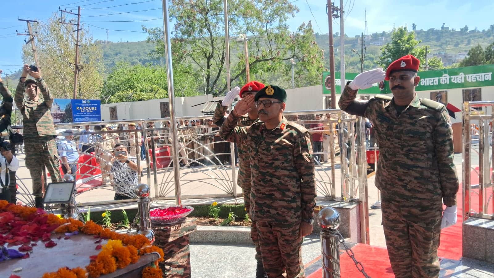 श्रद्धांजलि देते हुए मेजर जनरल कौशिक मुखर्जी