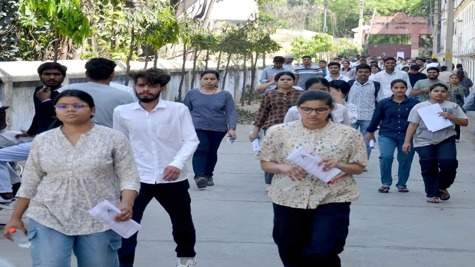 टीकाराम कॉलेज से सीडीएस की परीक्षा छूटने के बाद बाहर आते अभ्यर्थी