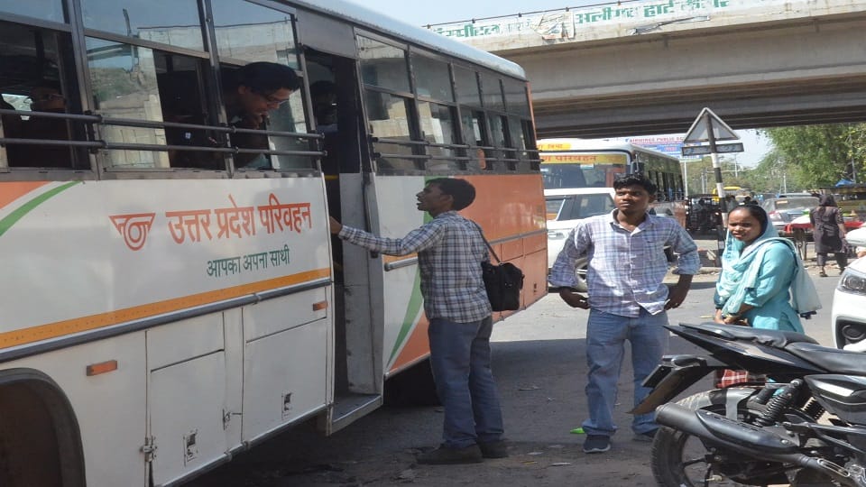 आगरा रोड स्थित हाईवे के नीचे से रोडवेज बस से जाते यात्री