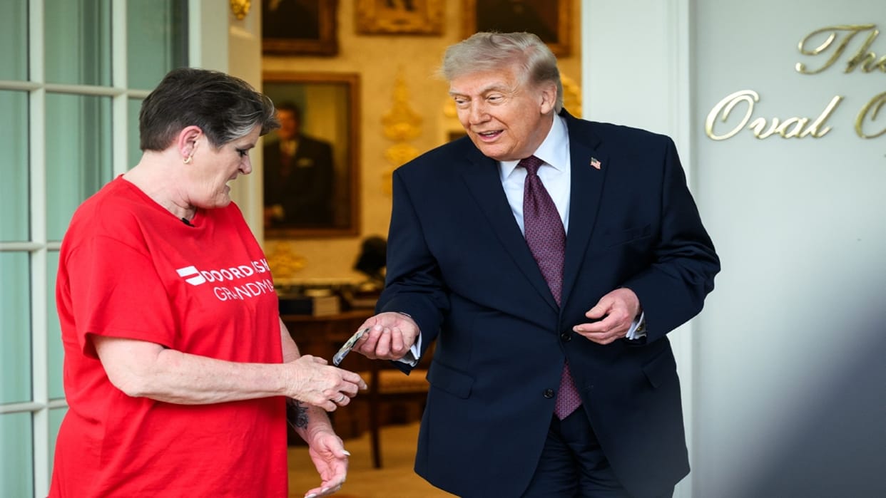 Trump gave a delivery agent a $100 tip outside the White House, citing the "no tax on tips" policy
