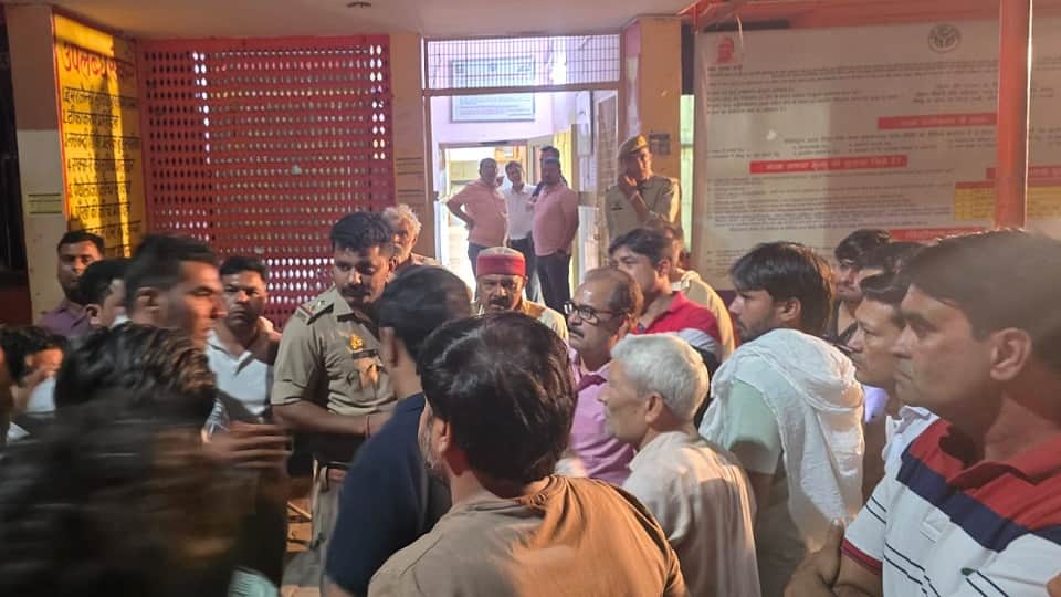 अस्पताल में परिजन, पुलिस व अन्य लोग।