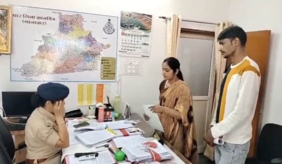भाजपा नेत्री आशा शर्मा आवेदन देती हुईं।