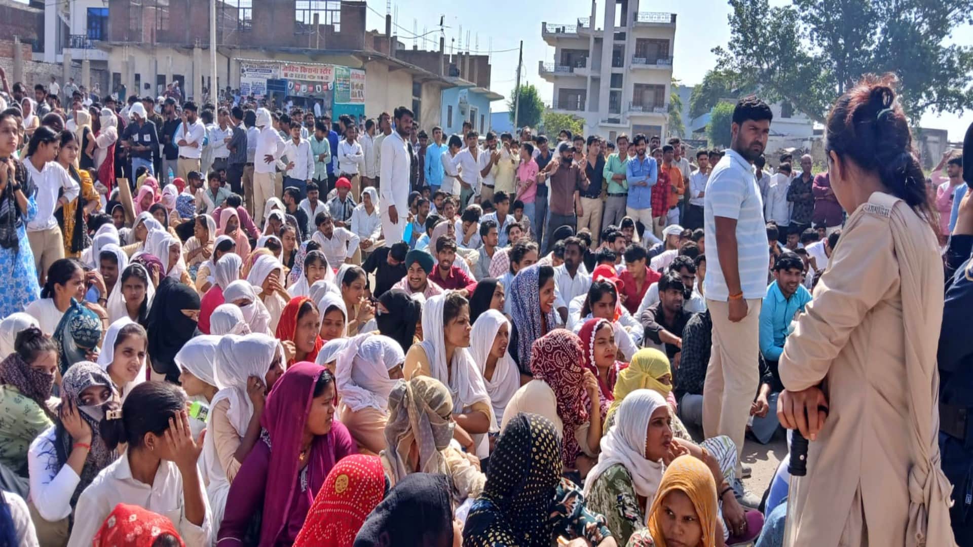 भिवाड़ी में मदरसन प्लांट पर मजदूरों का धरना