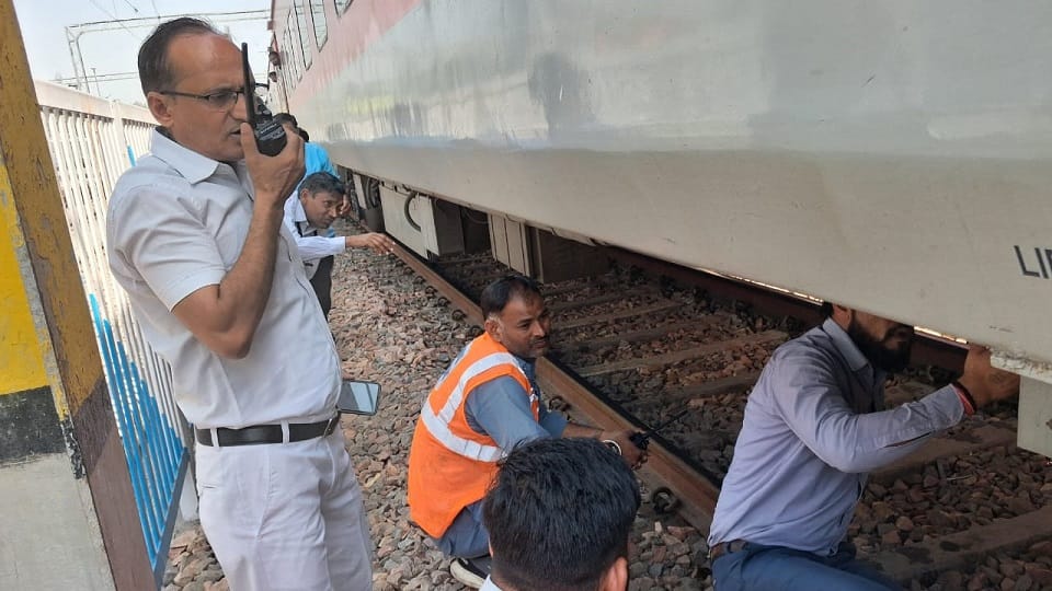 Sparking in AC coach of Mahananda Express