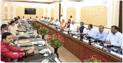 Bihar CM Nitish Kumar Bids Goodbye Emotional Moments with Officials in Photos news in Hindi