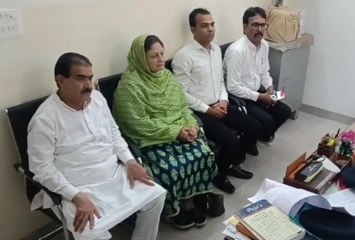 Indore: Councilor Rubina, who boycotted Vande Mataram, reached the police station, police officers took her st