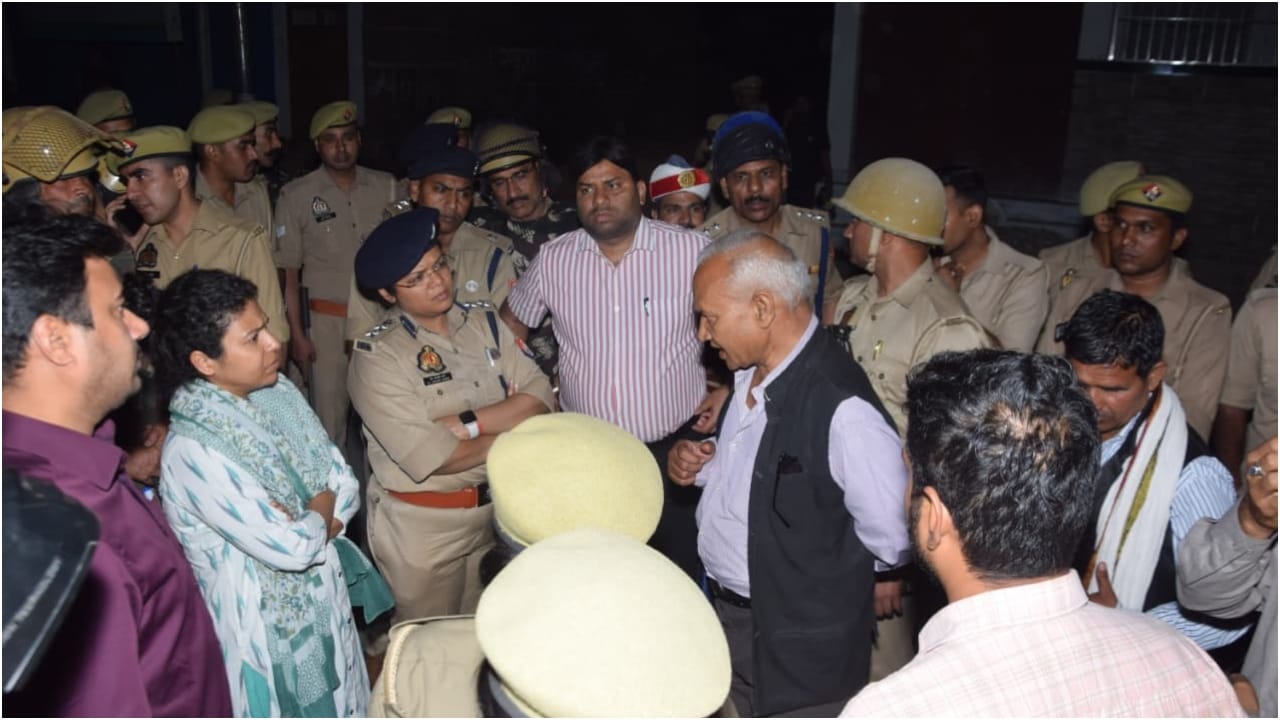 Lakhimpur Kheri Violence 500 Mob Attacks Police Stone Pelting Arson Government Vehicles Burnt Night Chaos