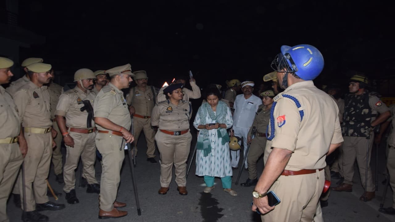 Lakhimpur Kheri Violence 500 Mob Attacks Police Stone Pelting Arson Government Vehicles Burnt Night Chaos