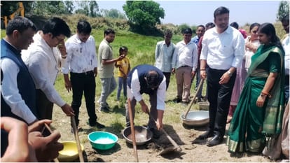 डीएम ने किया श्रमदान