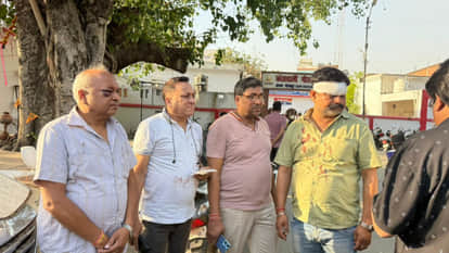 Two Factions of Traders Clash Over Scooty Parking in Gorakhpur; Five Injured