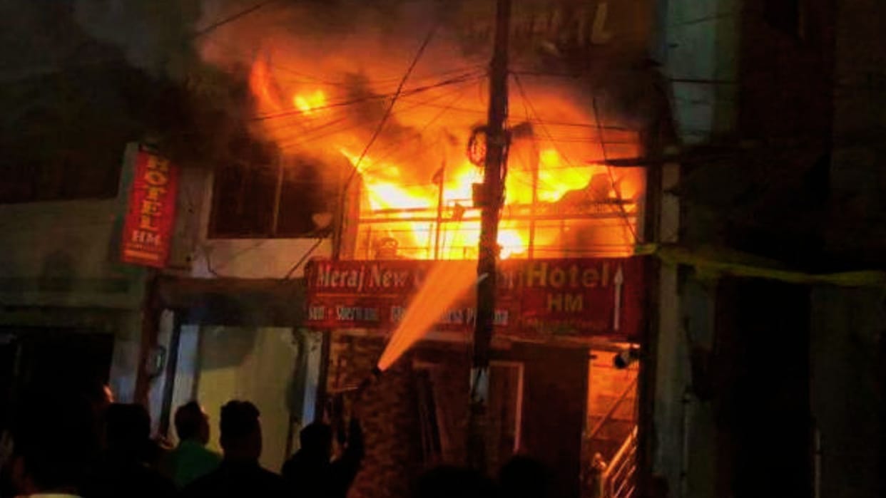 Short Circuit Fire Breaks Out in Clothing Store on Ground and First Floors Tourists from 4 States Trapped