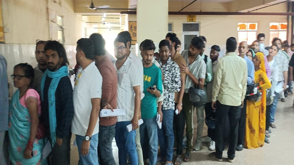 Crowds throng to obtain fitness certificates for Amarnath Yatra