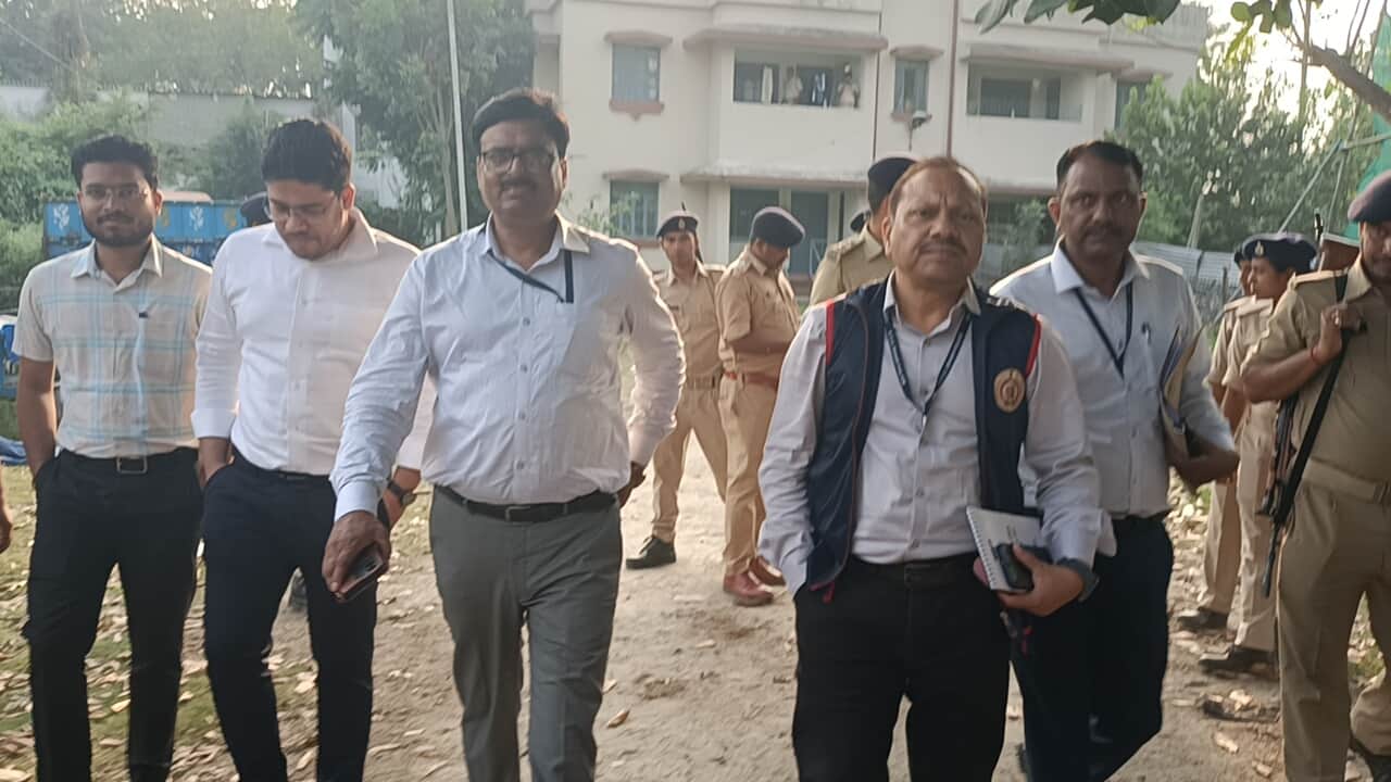 कार्रवाई के लिए जाते अफसर