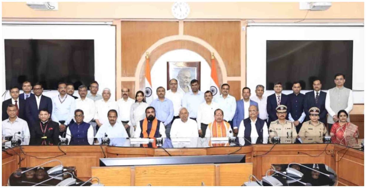 Bihar CM Nitish Kumar Bids Goodbye Emotional Moments with Officials in Photos news in Hindi