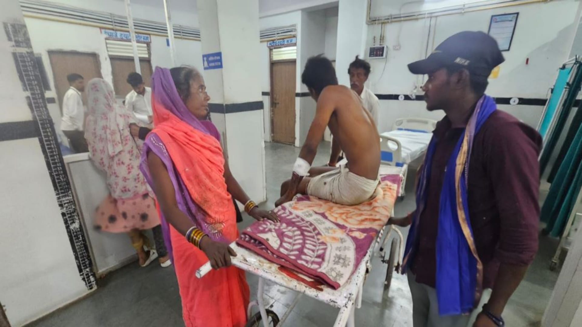 अस्पताल में भर्ती पीड़ित युवक