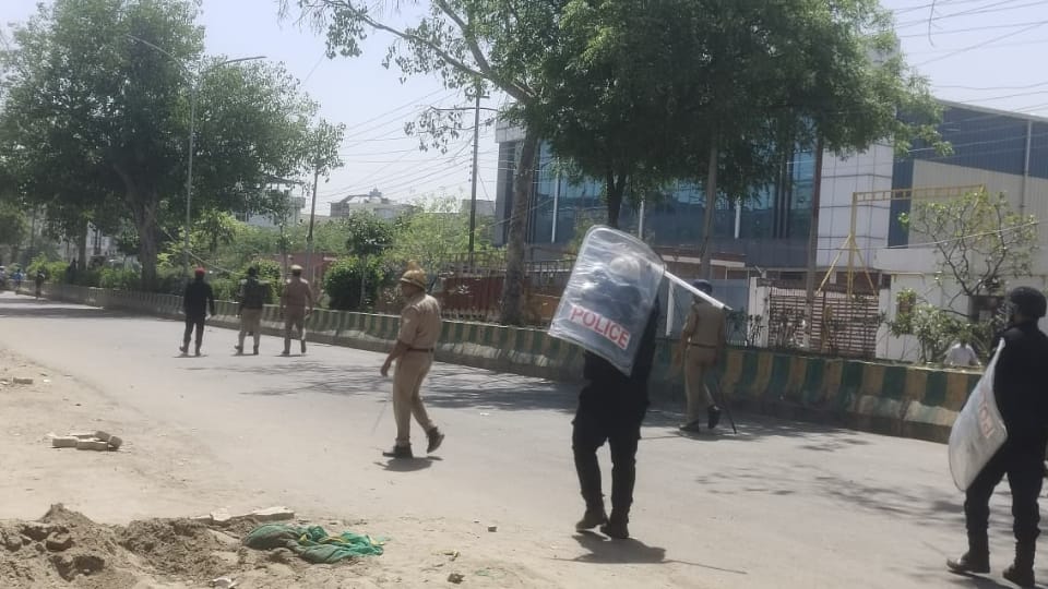 UP: नोएडा में कर्मचारियों के प्रदर्शन में फिर हुआ बवाल, सेक्टर 80 में पत्थरबाजी; पुलिस ने लाठीचार्ज कर खदेड़ा