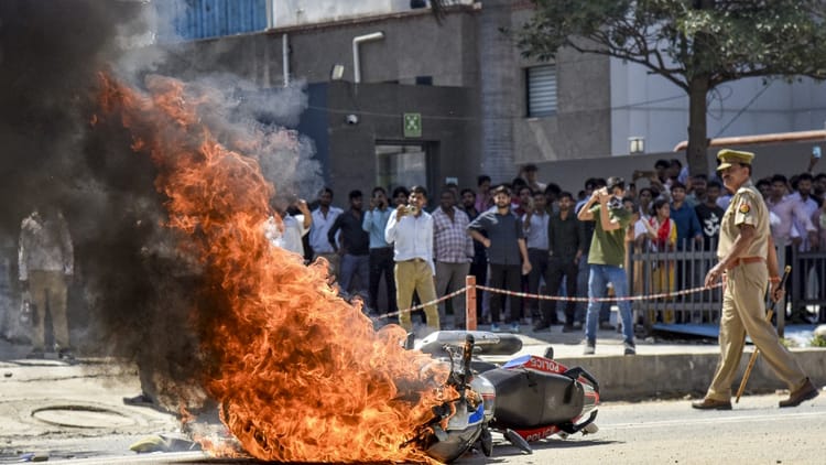 Noida Violence: दिल्ली के विवादित विश्वविद्यालय के छात्रों और सियासी दल ने मजदूरों को भड़काया, जांच में खुलासा
