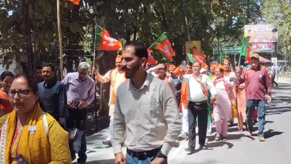 PM Modi Dehradun Visit: Crowds Swarm Streets to Welcome PM Children Arrive Dressed as Modi Photos