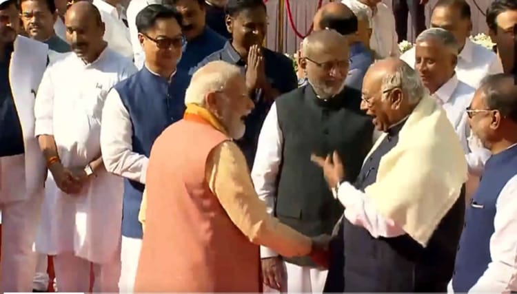 PM Modi Rapport: संसद में दिखी मोदी और खरगे के बीच कमाल की केमेस्ट्री, राहुल के साथ भी वायरल हो चुकी है तस्वीर