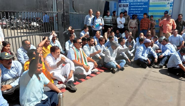 रुद्रपुर में ट्रेन हादसा: कंपनी के बाहर मजदूर का शव रखकर प्रदर्शन, बेटे को नौकरी देने के आश्वासन पर मानें