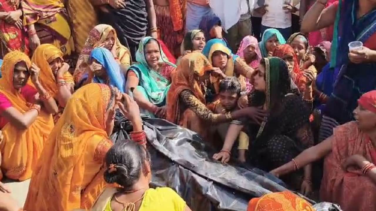 मृतक के परिजनों ने लगाया जाम