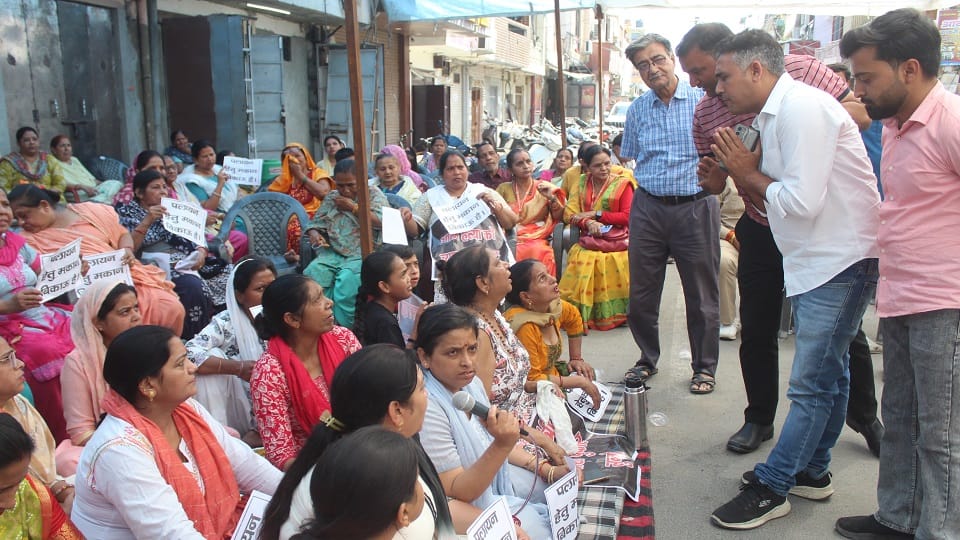 Central Market: Meerut traders angry at housing development officials, demand for action raised