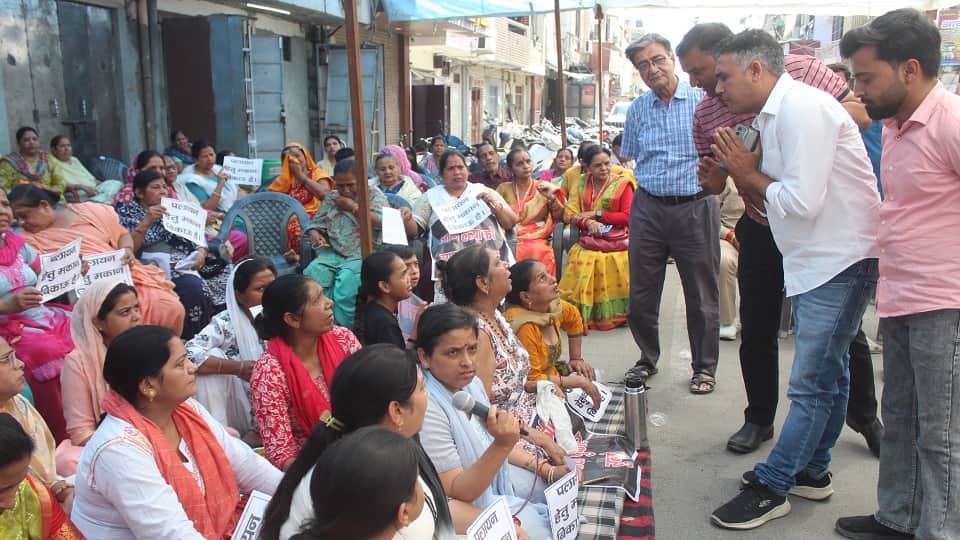 Central Market: Meerut traders angry at housing development officials, demand for action raised