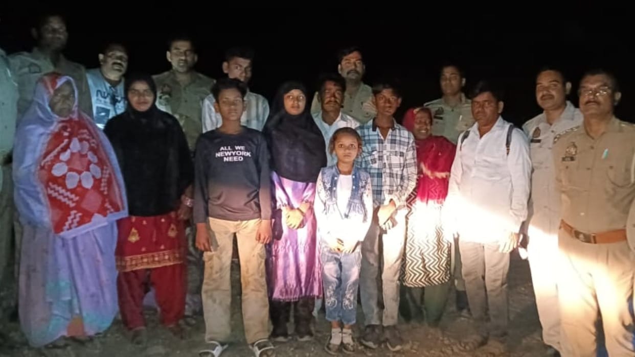 Devotees Go Astray in Vijaygarh Fort Forest Police Locate Them in Eight Hours in sonbhadra