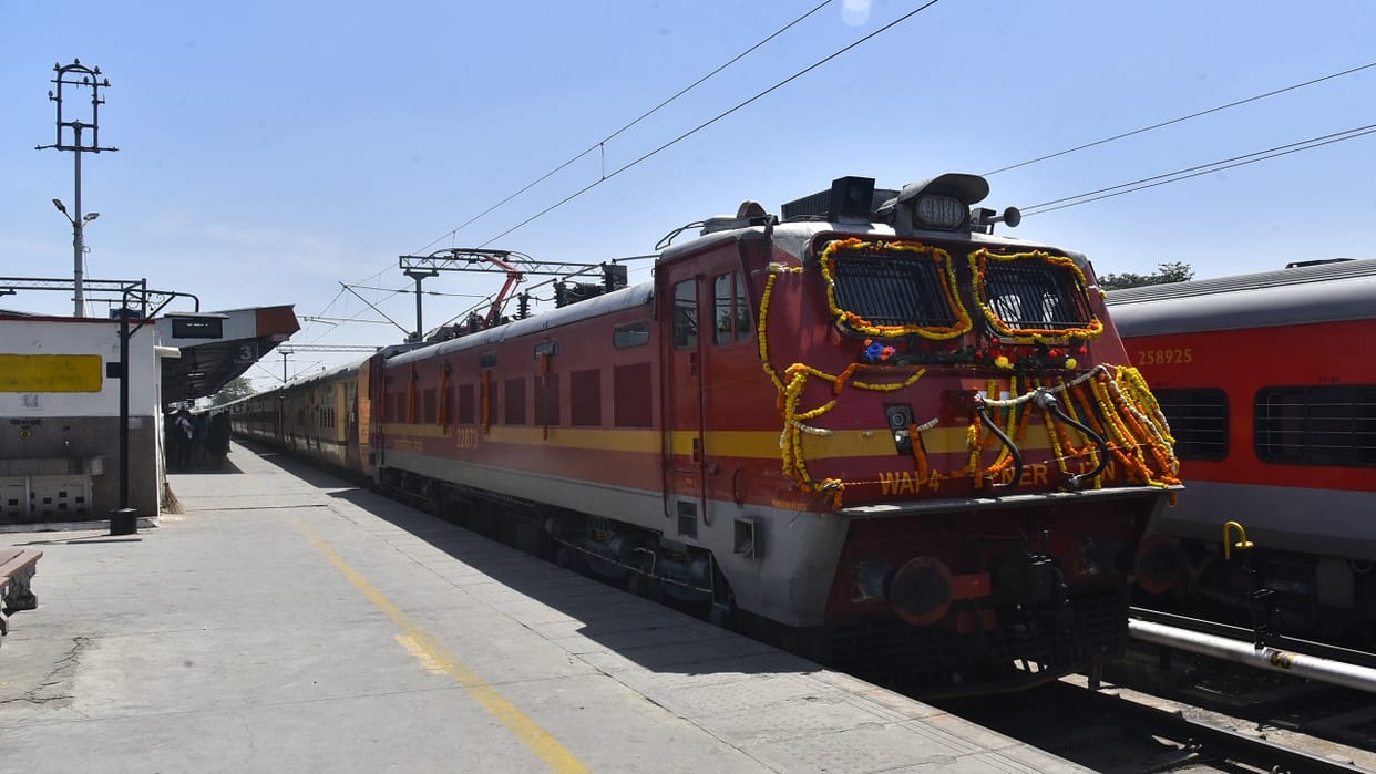 train status train running train status indian rail railway station train time