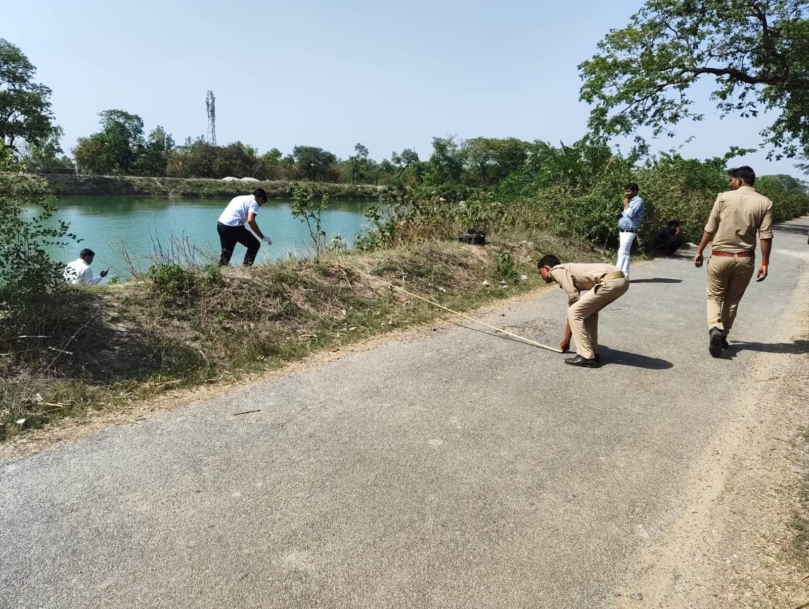 जांच में जुटे पुलिसकर्मी।
