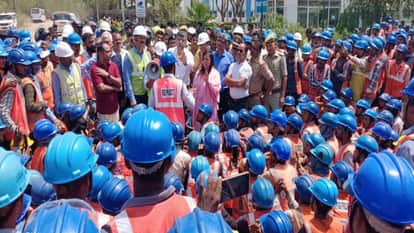 Workers at Bara Power Plant staged a protest demanding minimum wages, halting work.