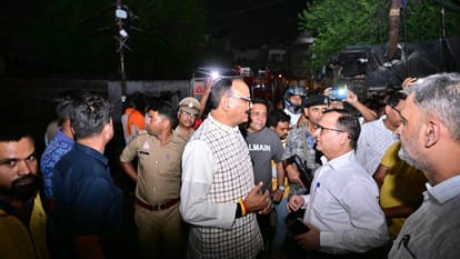 UP: Massive Fire Engulfs 200 Huts in Lucknow; Series of Cylinder Blasts Reported as 12 Fire Tenders Battle the
