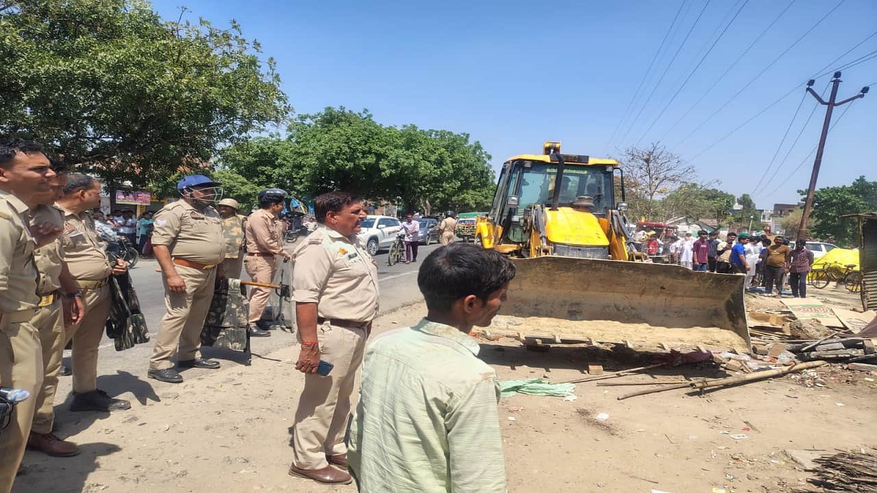 बाइपास किनारे अतिक्रमण पर हुई कार्रवाई