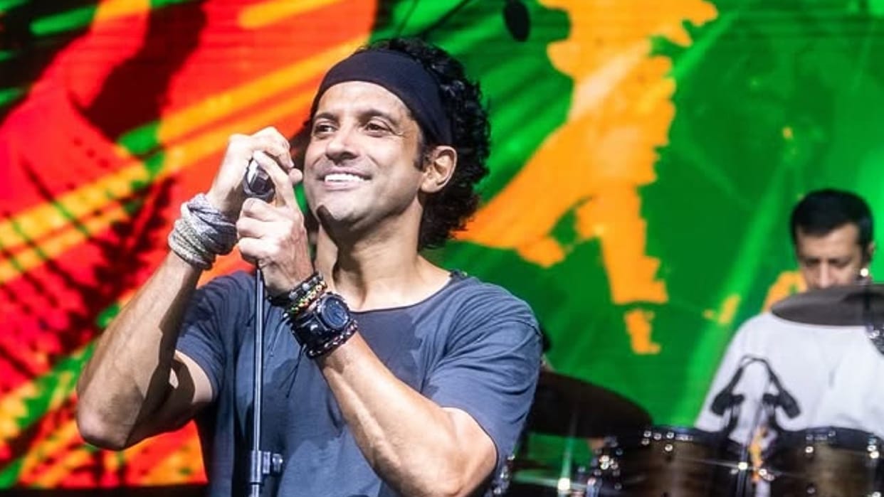 Farhan Akhtar pays tribute to Asha Bhosle by singing Dum Maaro Dum Zanai Bhosle reacts
