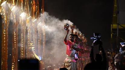 Ganga Aarti: अस्सी घाट की गंगा आरती भी कराएगा विश्वनाथ मंदिर प्रशासन, आरती समितियों ने किया इंकार Kashi Vishwanath Temple Administration to Conduct Ganga Aarti at Assi Ghat as Well in varanasi
